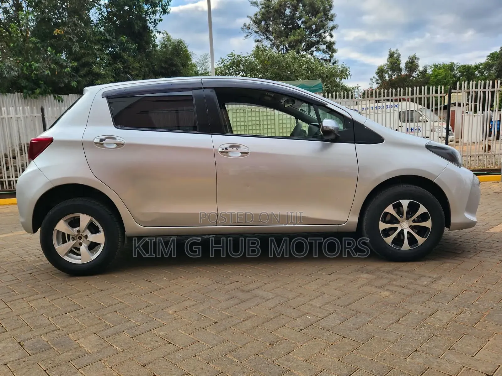 Toyota Vitz 1.3 FWD 5dr 2015 Silver