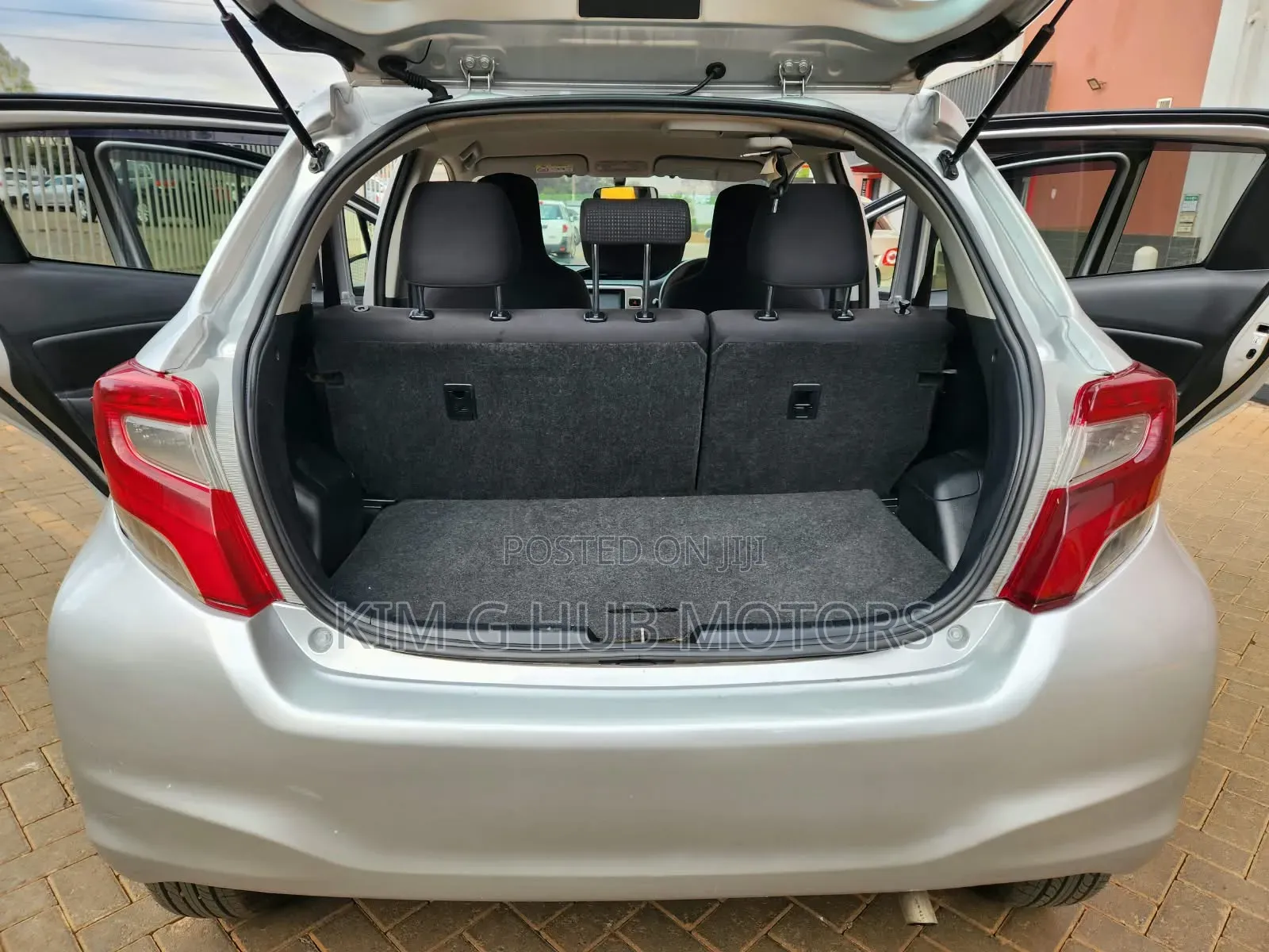 Toyota Vitz 1.3 FWD 5dr 2015 Silver