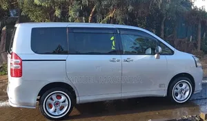 Toyota Noah 2.0 143hp AWD (8 Seater) 2012 Silver