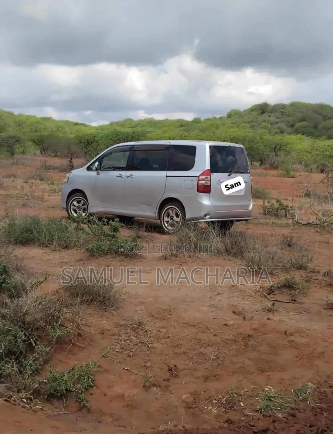 Toyota Noah 2.0 143hp AWD (8 Seater) 2012 Silver