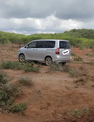 Toyota Noah 2.0 143hp AWD (8 Seater) 2012 Silver