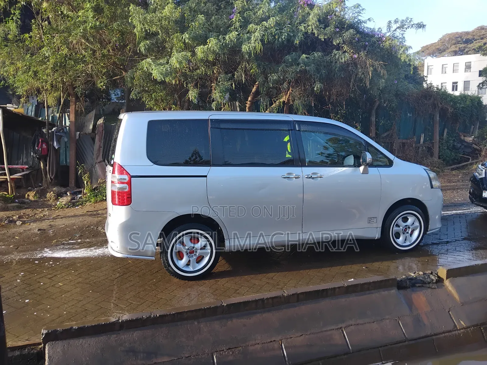 Toyota Noah 2.0 143hp AWD (8 Seater) 2012 Silver