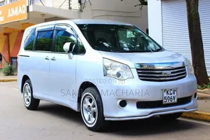 Toyota Noah 2.0 143hp AWD (8 Seater) 2012 Silver