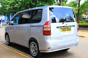 Toyota Noah 2.0 143hp AWD (8 Seater) 2012 Silver