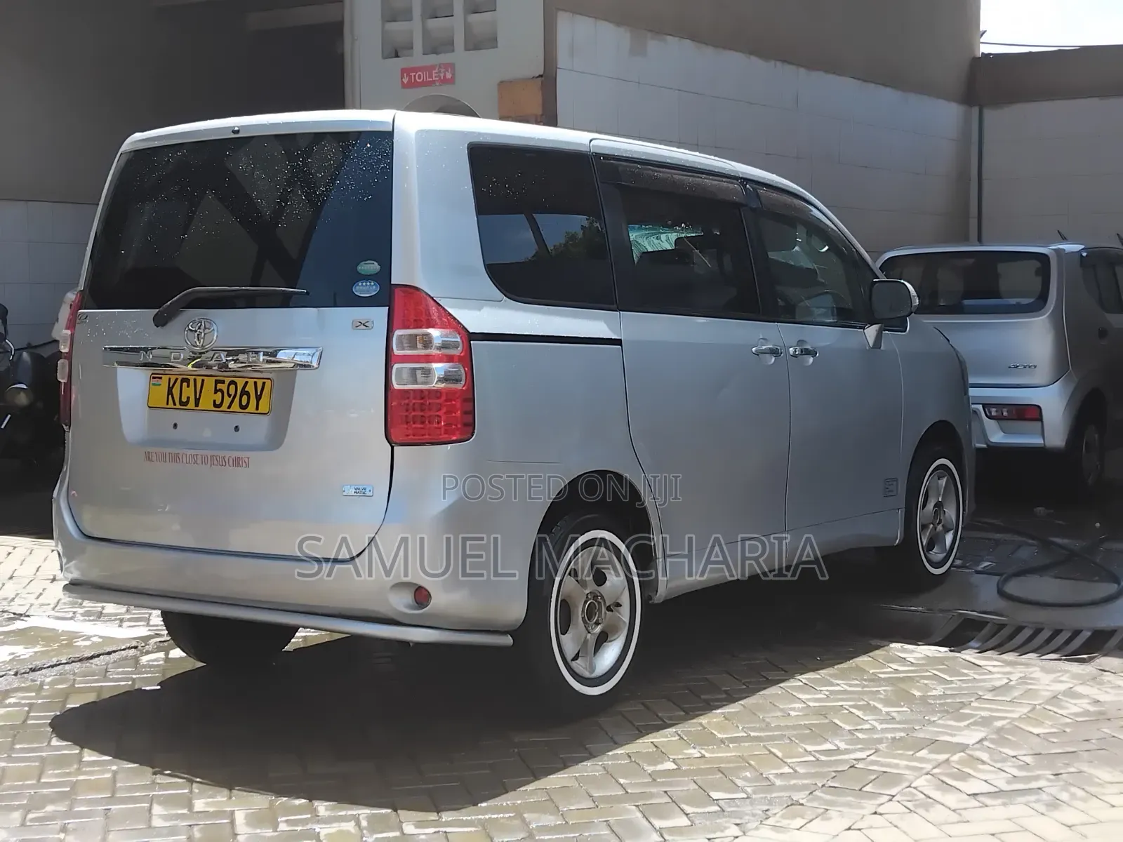 Toyota Noah 2.0 143hp AWD (8 Seater) 2012 Silver