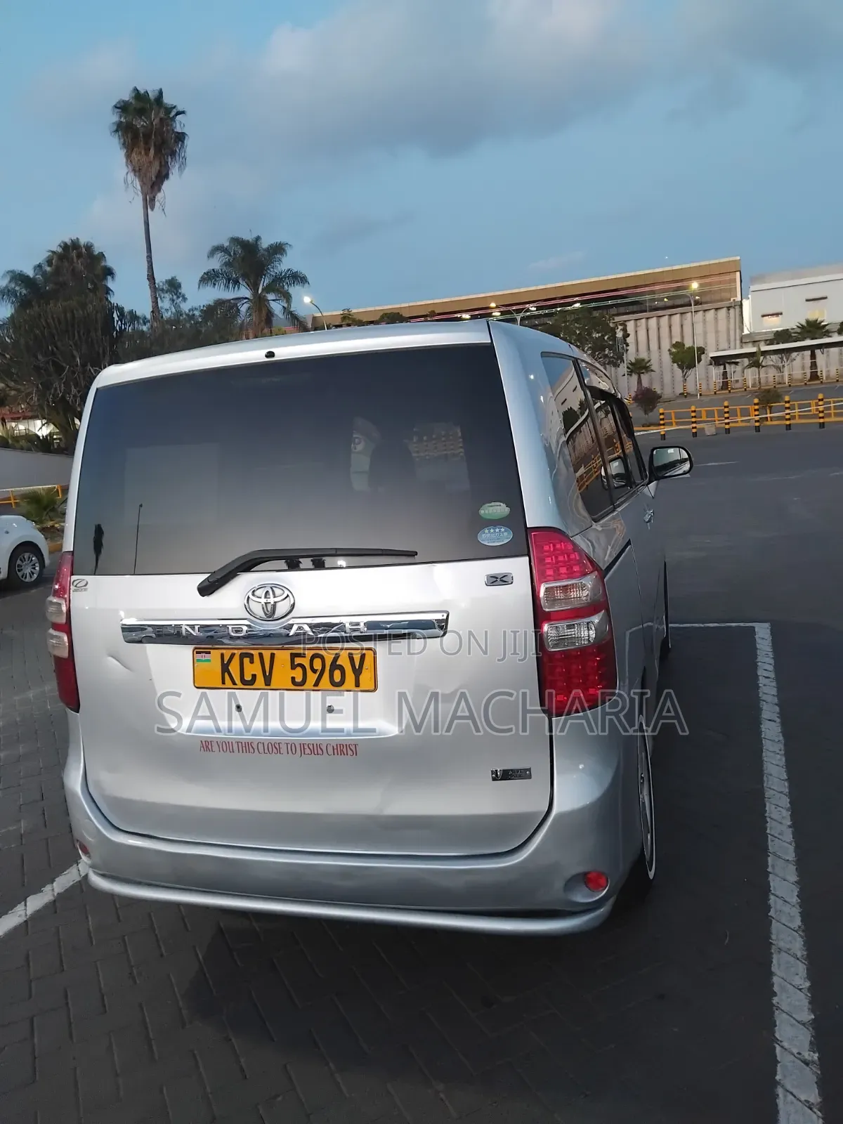 Toyota Noah 2.0 143hp AWD (8 Seater) 2012 Silver
