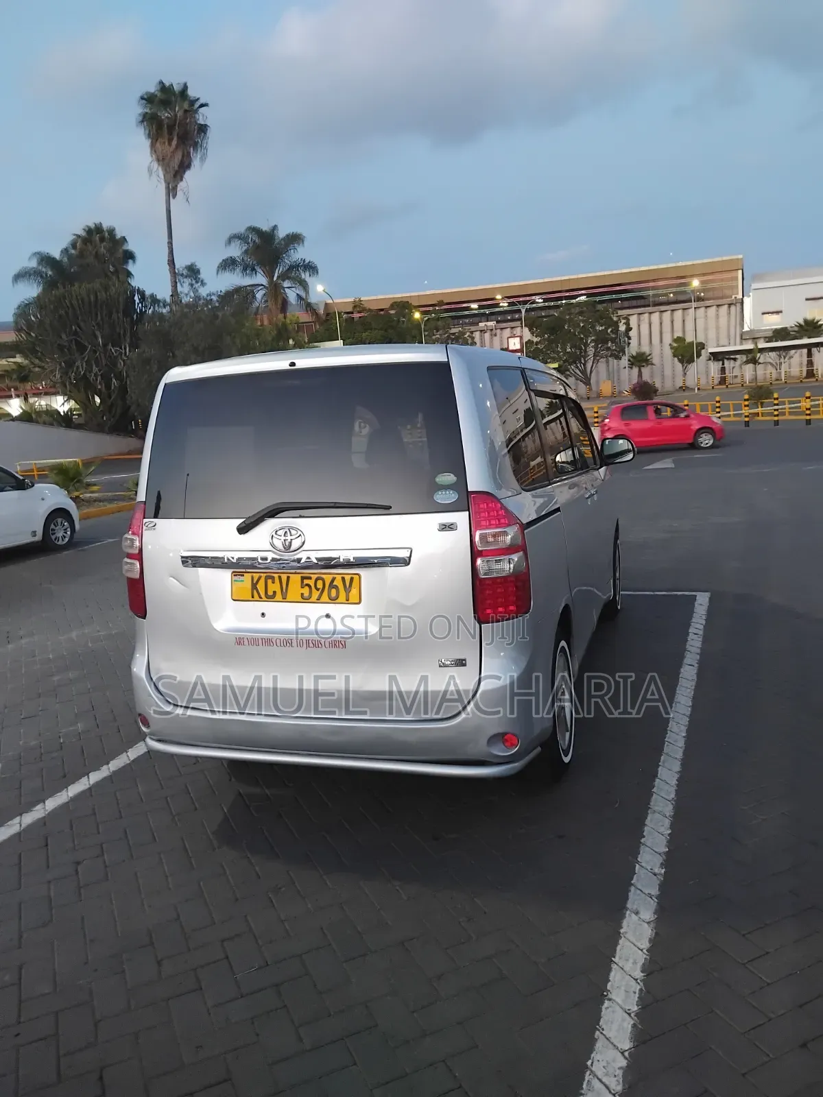 Toyota Noah 2.0 143hp AWD (8 Seater) 2012 Silver