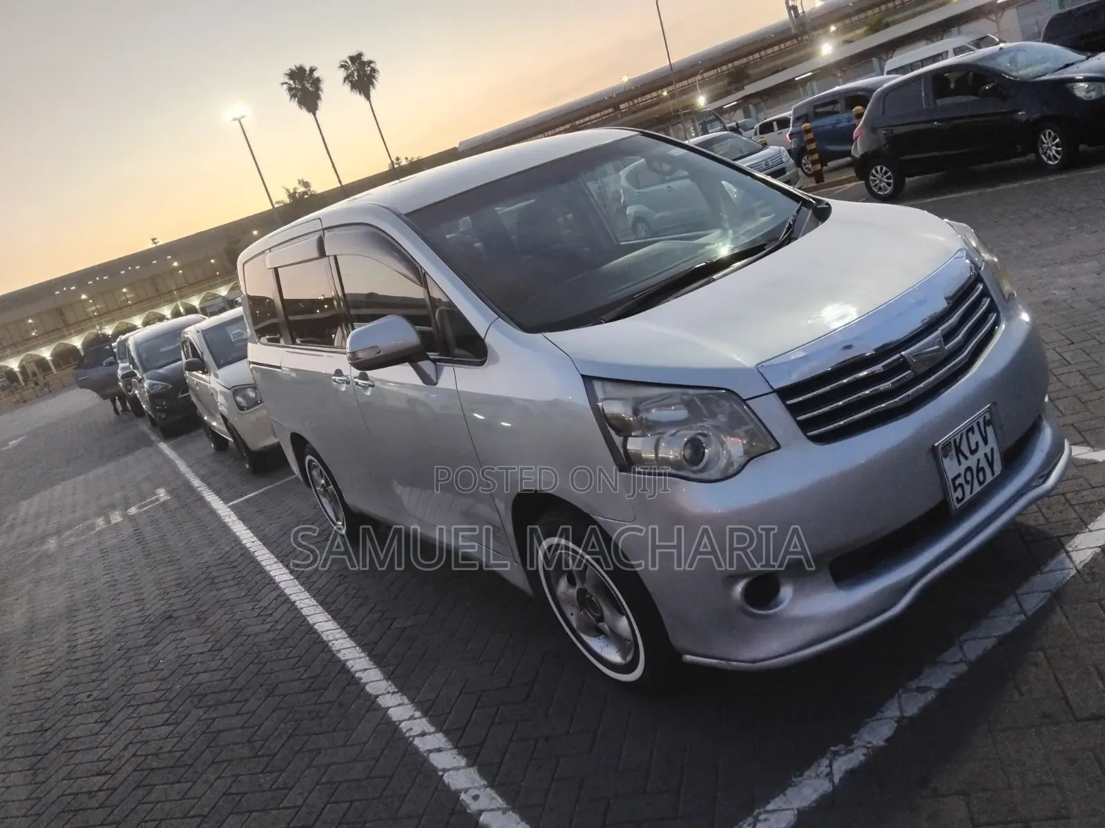 Toyota Noah 2.0 143hp AWD (8 Seater) 2012 Silver