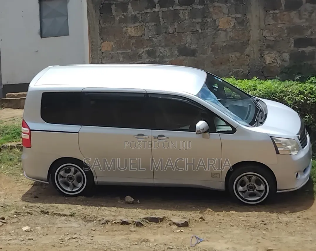 Toyota Noah 2.0 143hp AWD (8 Seater) 2012 Silver