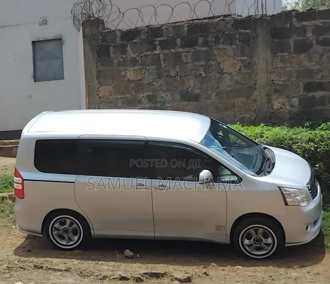 Toyota Noah 2.0 143hp AWD (8 Seater) 2012 Silver
