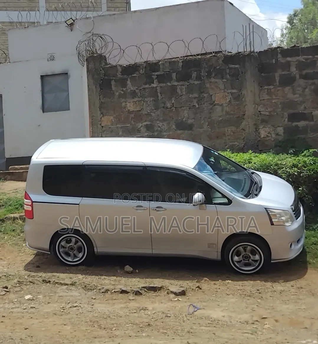 Toyota Noah 2.0 143hp AWD (8 Seater) 2012 Silver