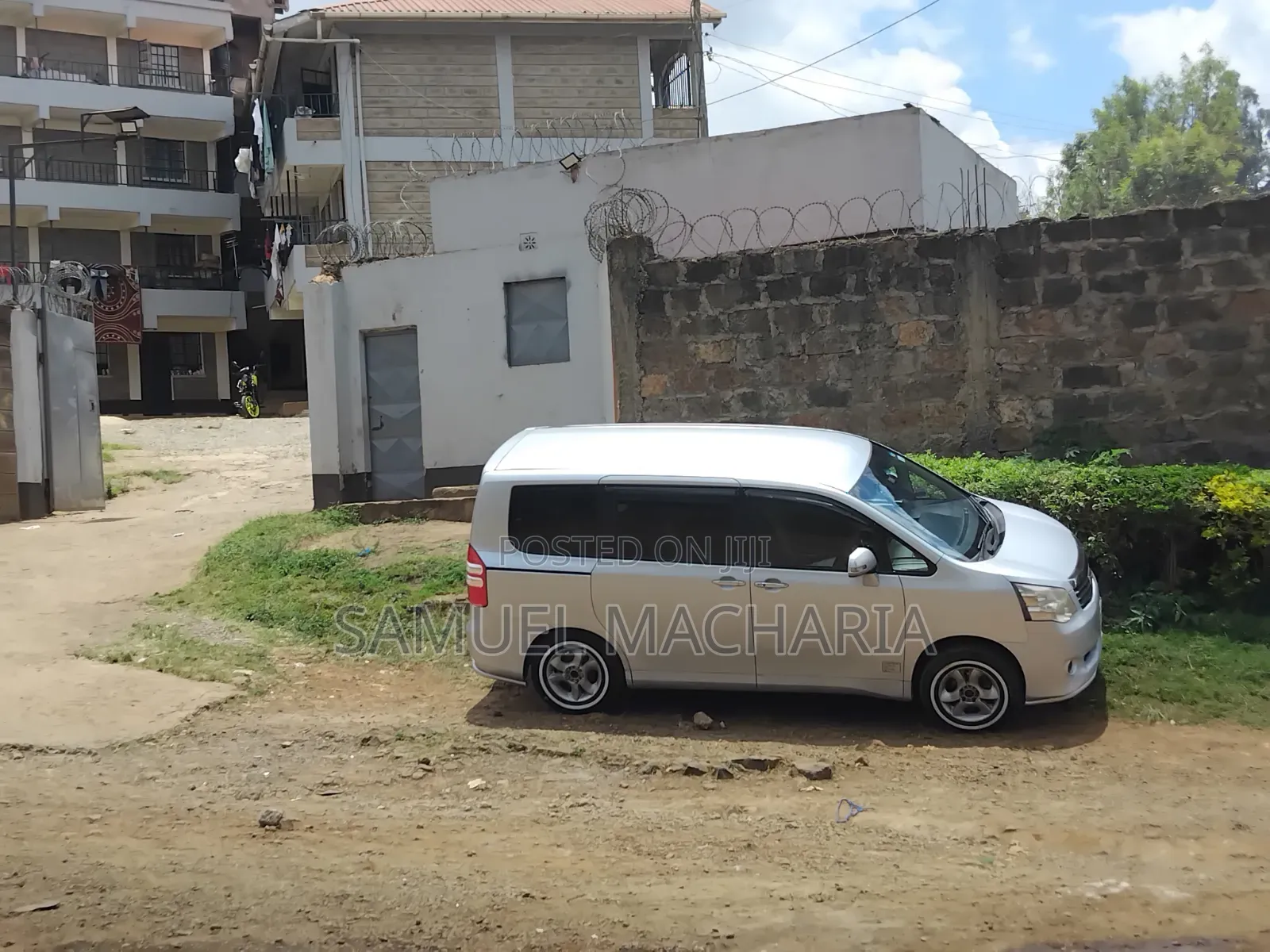Toyota Noah 2.0 143hp AWD (8 Seater) 2012 Silver