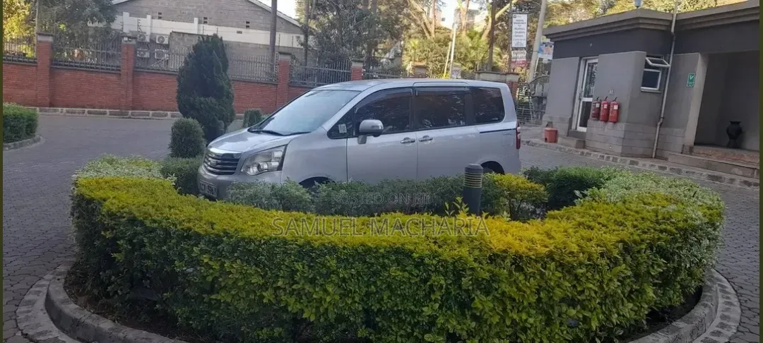 Toyota Noah 2.0 143hp AWD (8 Seater) 2012 Silver