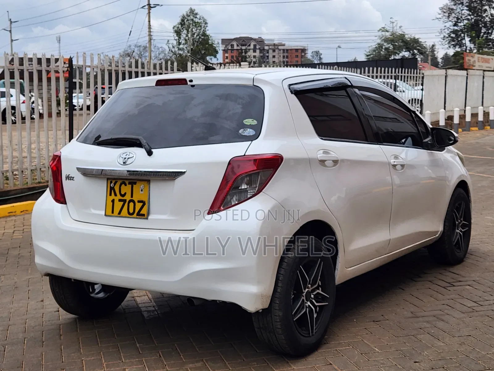 Toyota Vitz 1.3 AWD 5dr 2013 White