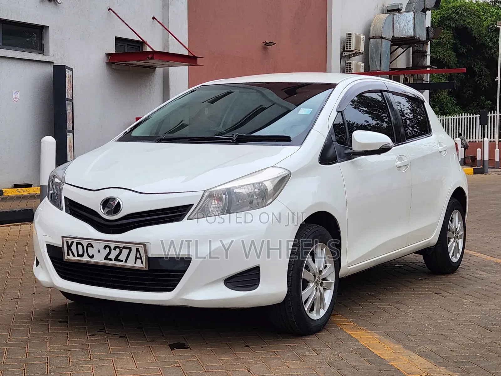 Toyota Vitz 1.3 AWD 5dr 2013 White