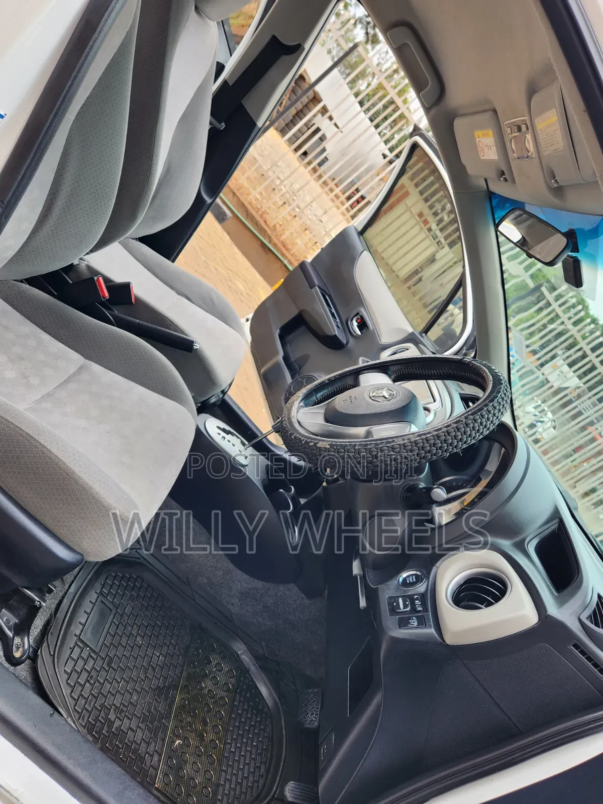 Toyota Vitz 1.3 AWD 5dr 2013 White