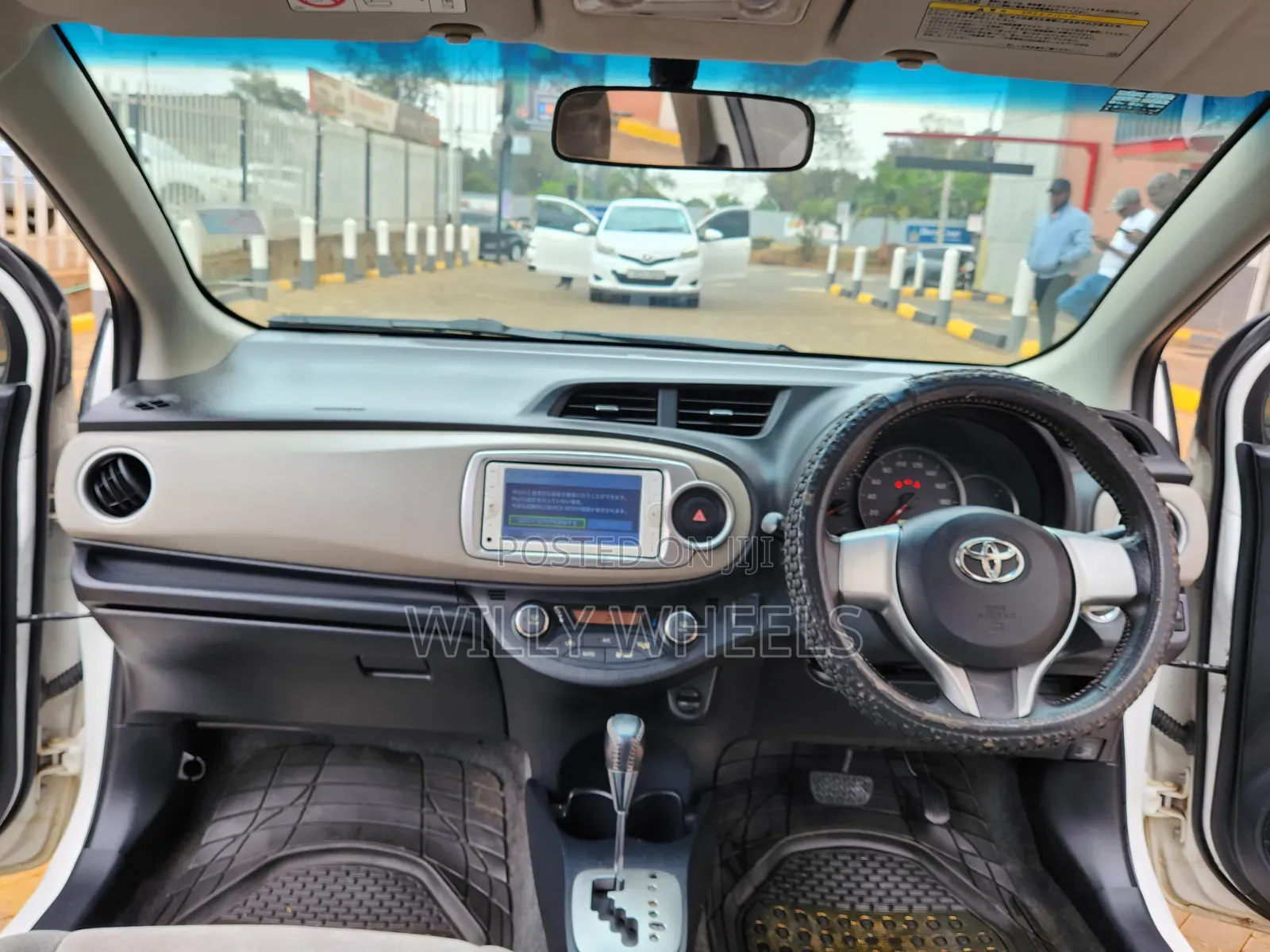 Toyota Vitz 1.3 AWD 5dr 2013 White