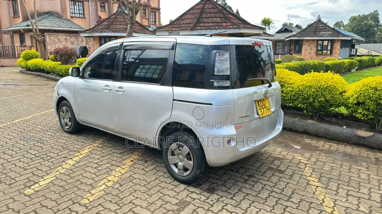 Toyota Sienta 1.5 FWD 2014 Silver