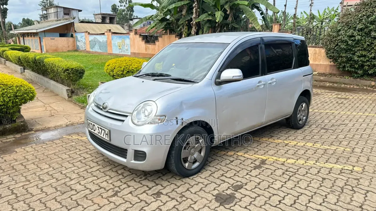 Toyota Sienta 1.5 FWD 2014 Silver