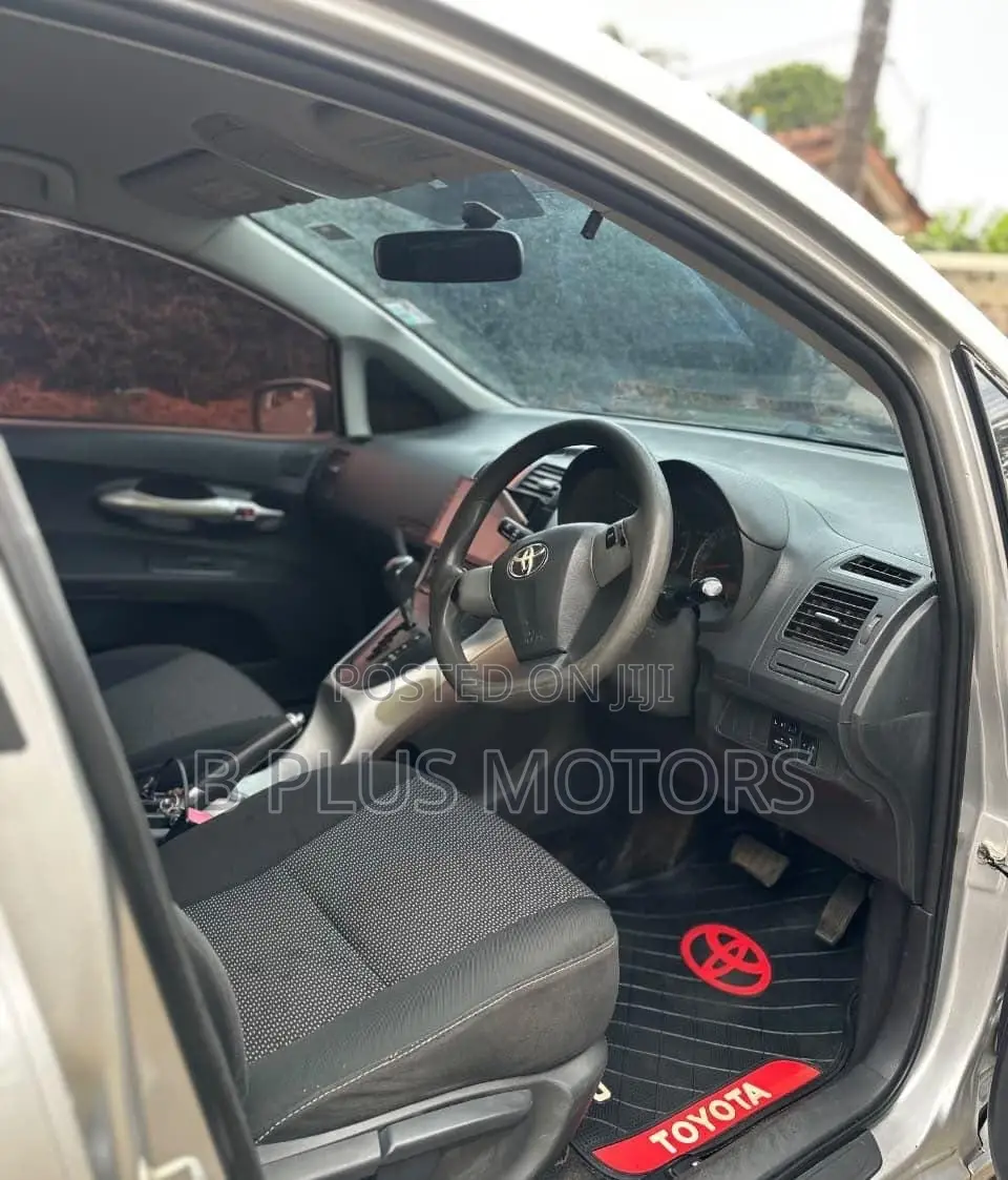 Toyota Auris 2010 Silver