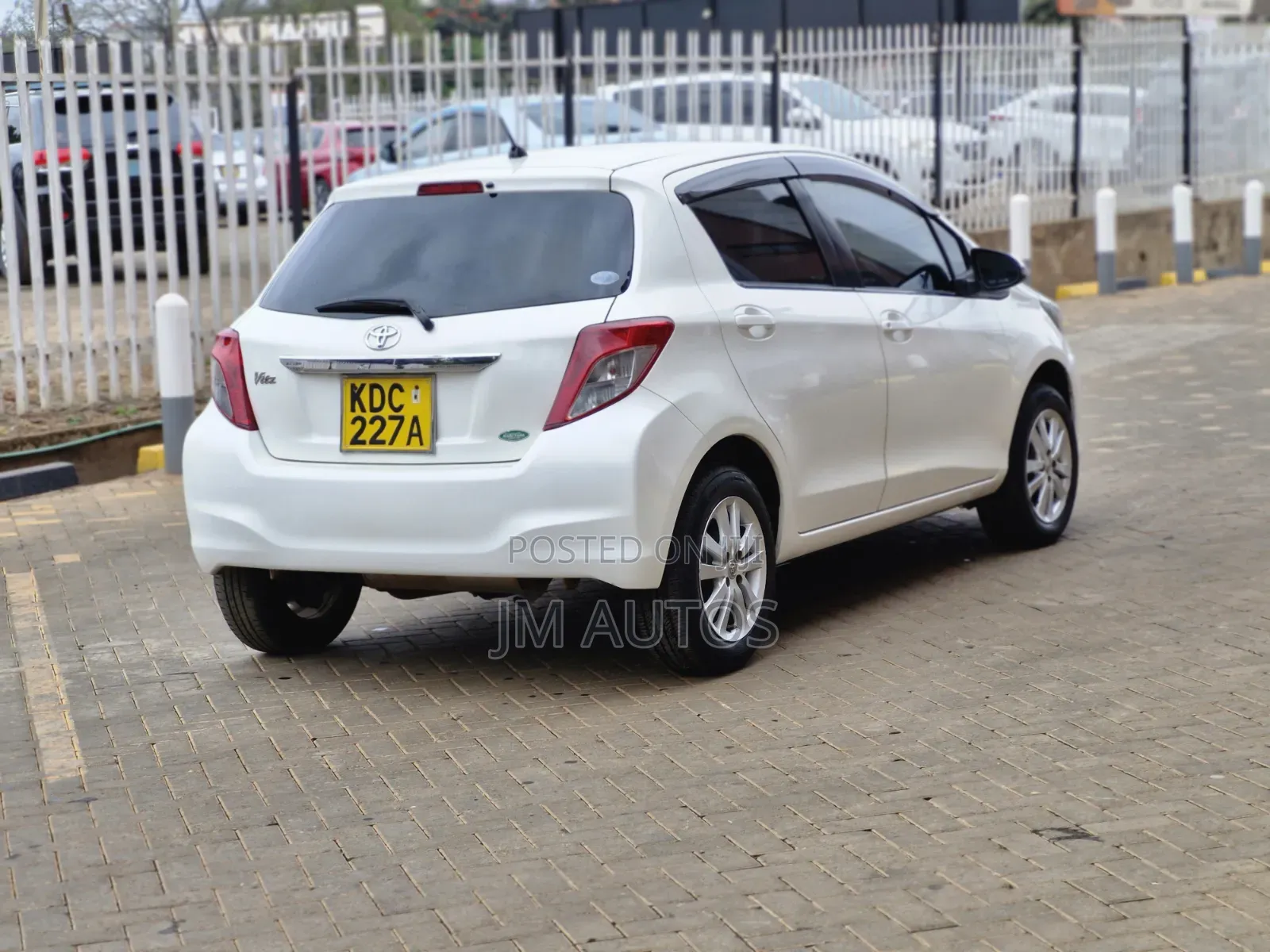 Toyota Vitz 1.3 FWD 3dr 2013 White