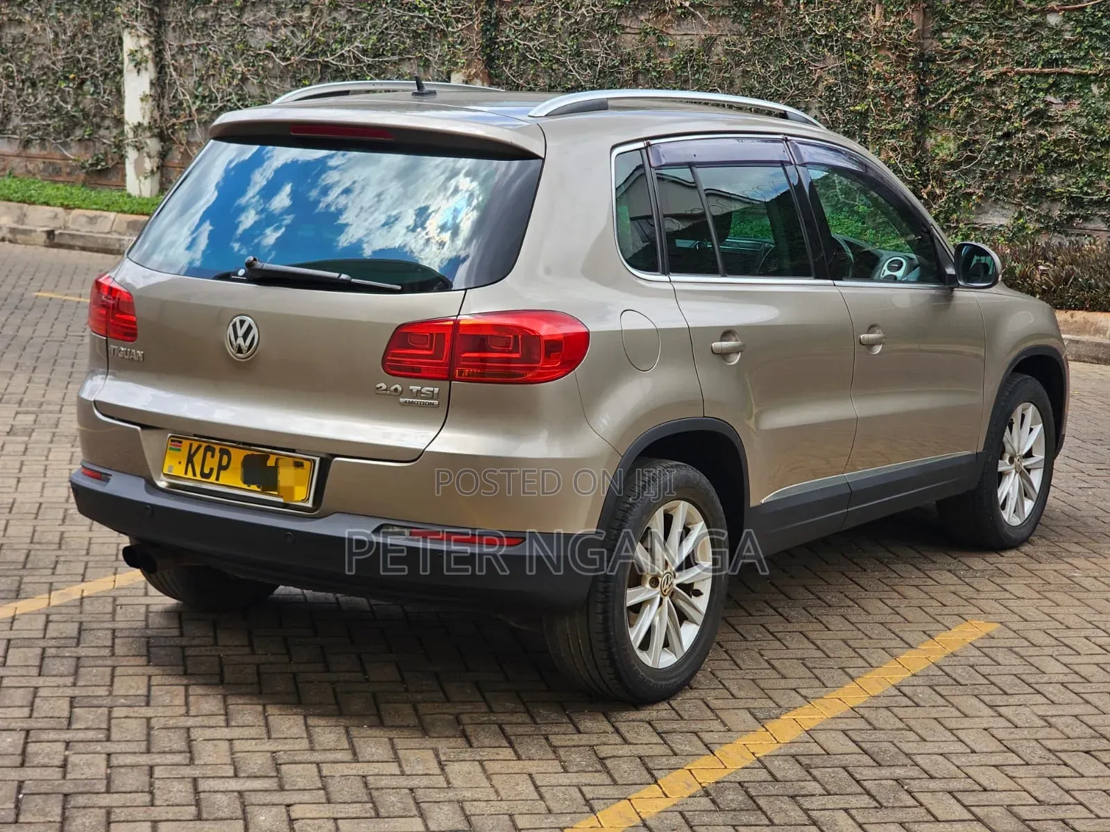 Volkswagen Tiguan 2.0 S Automatic 2012 Gold