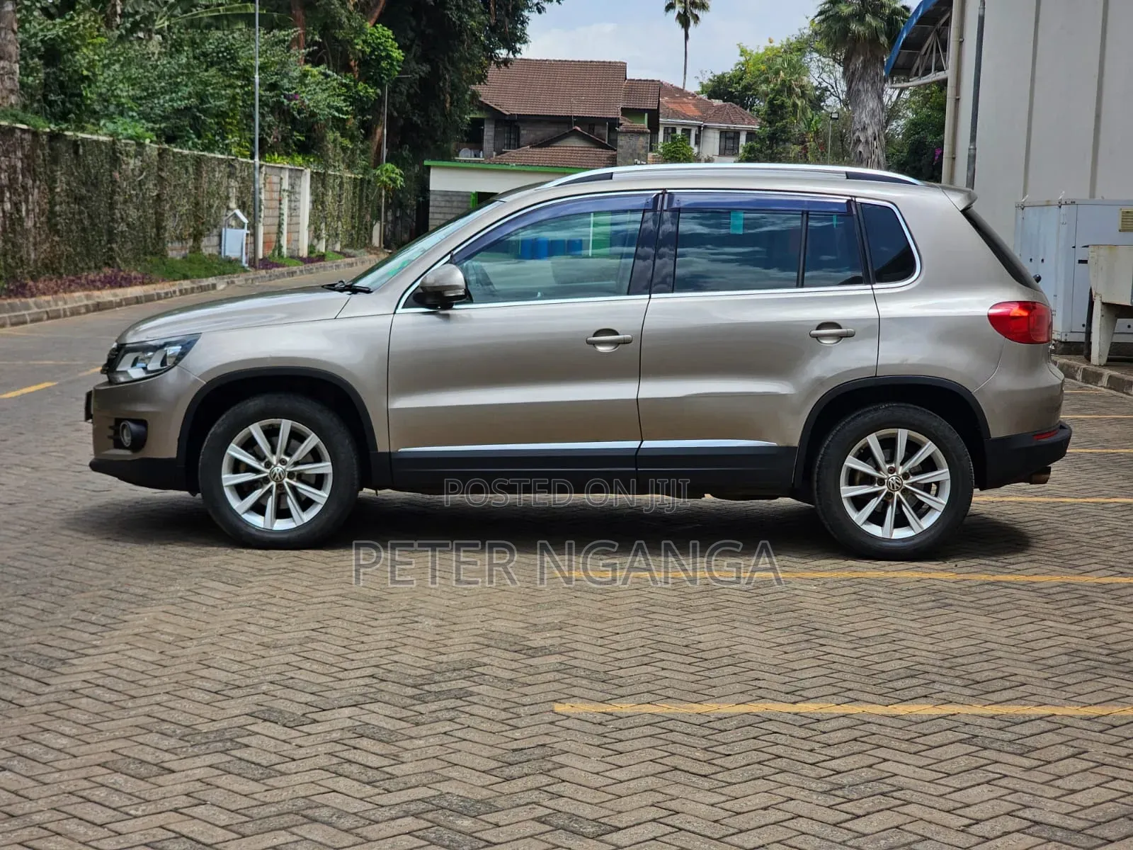 Volkswagen Tiguan 2.0 S Automatic 2012 Gold