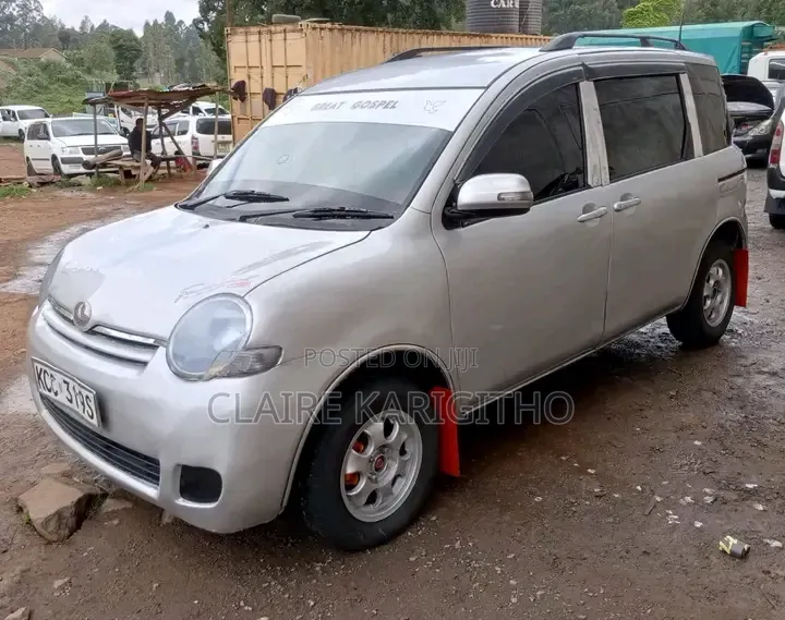 Toyota Sienta 1.5 FWD 2009 Silver