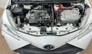 Toyota Vitz 1.5 FWD Hybrid 5dr 2019 White