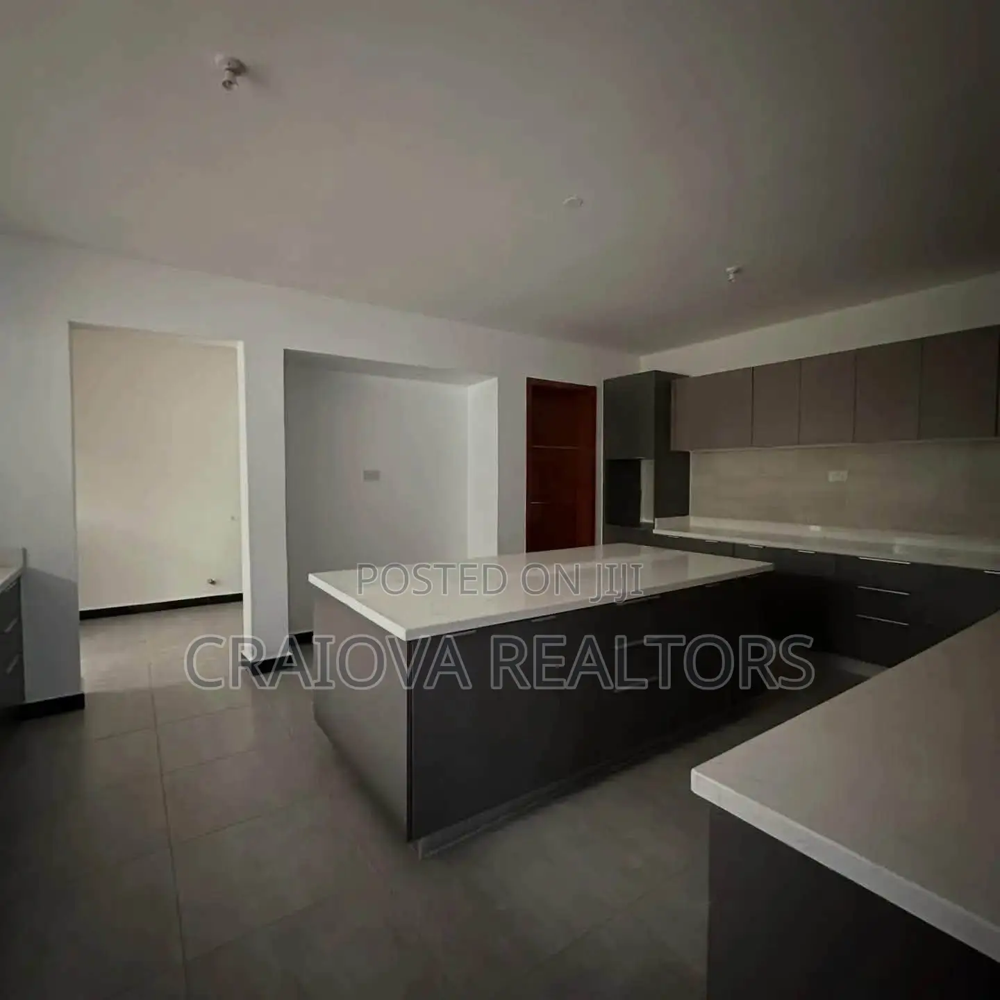 5bdrm Villa in Hardy for sale