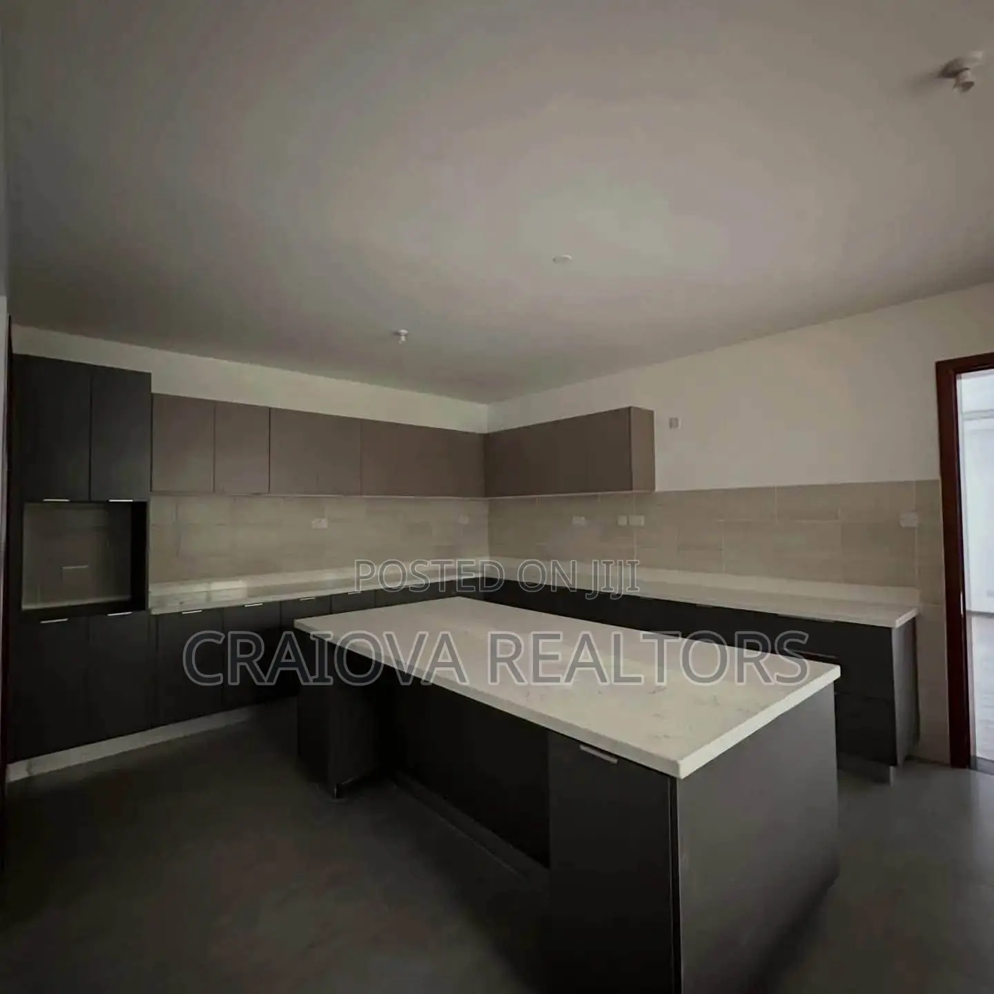 5bdrm Villa in Hardy for sale