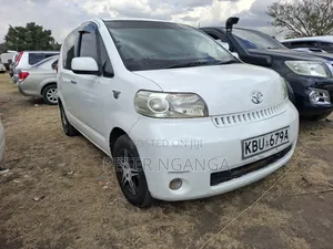 Toyota Porte 2005 White
