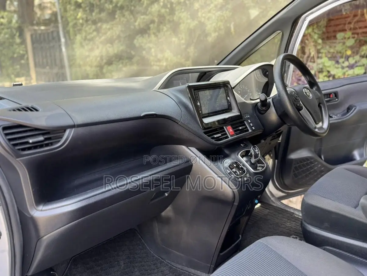 Toyota Noah 2019 Silver