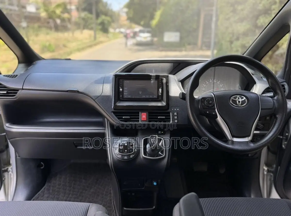 Toyota Noah 2019 Silver