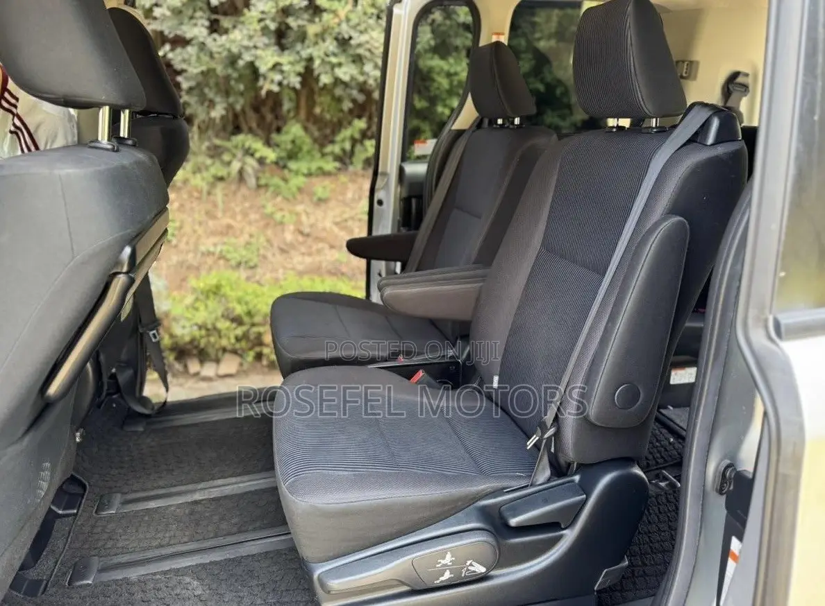 Toyota Noah 2019 Silver