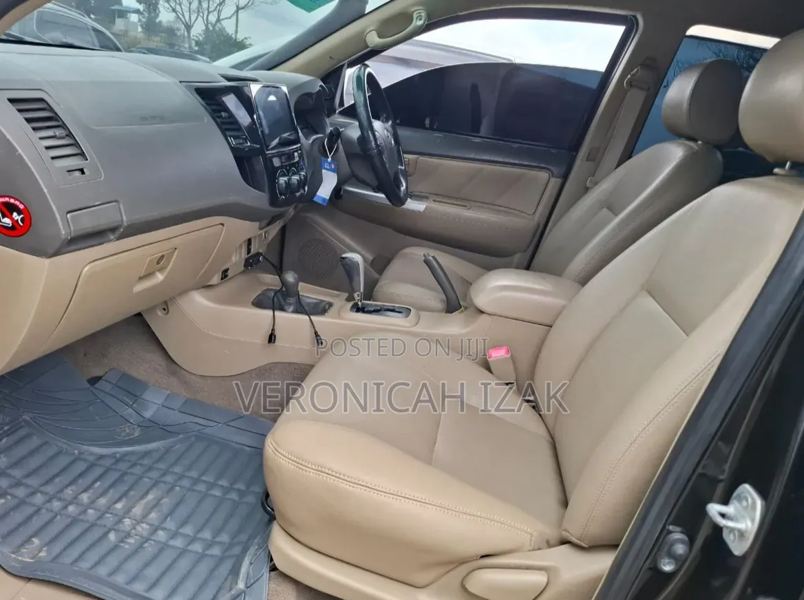 Toyota Hilux 2013 Black