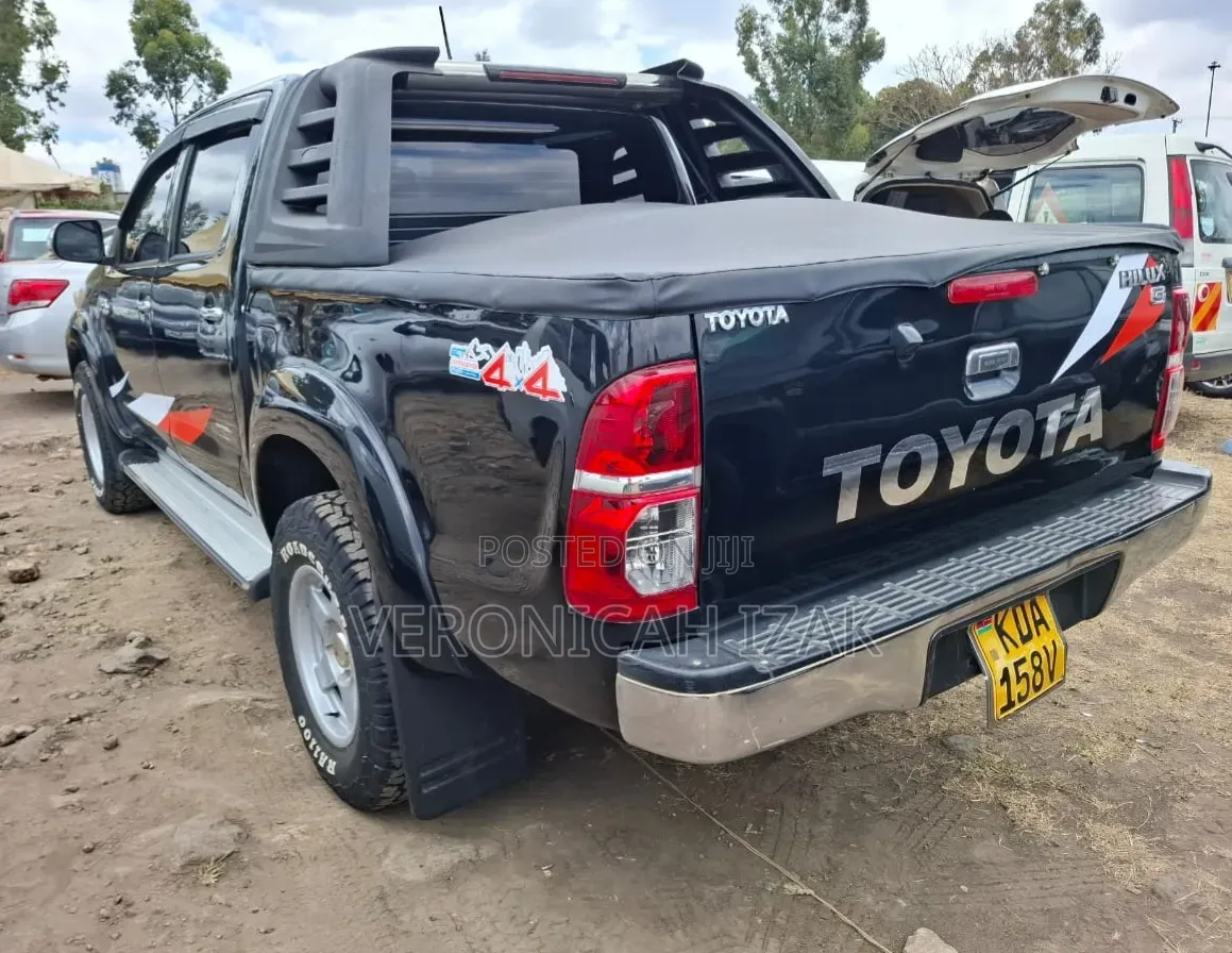 Toyota Hilux 2013 Black
