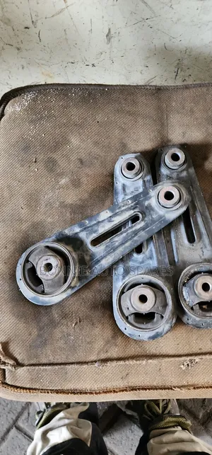 NissanSerena Lower Gearbox Mounting