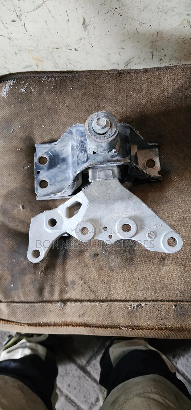 Nissan Serena 2010 -2014 Engine Mounting