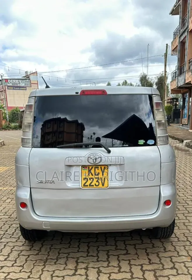 Toyota Sienta 1.5 FWD 2013 Silver