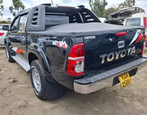 Toyota Hilux 2013 Black
