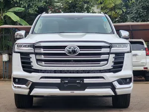 Toyota Land Cruiser LC300 2023 White