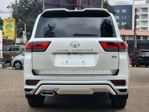 Toyota Land Cruiser LC300 2023 White