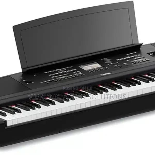 DGX670 Piano - main view