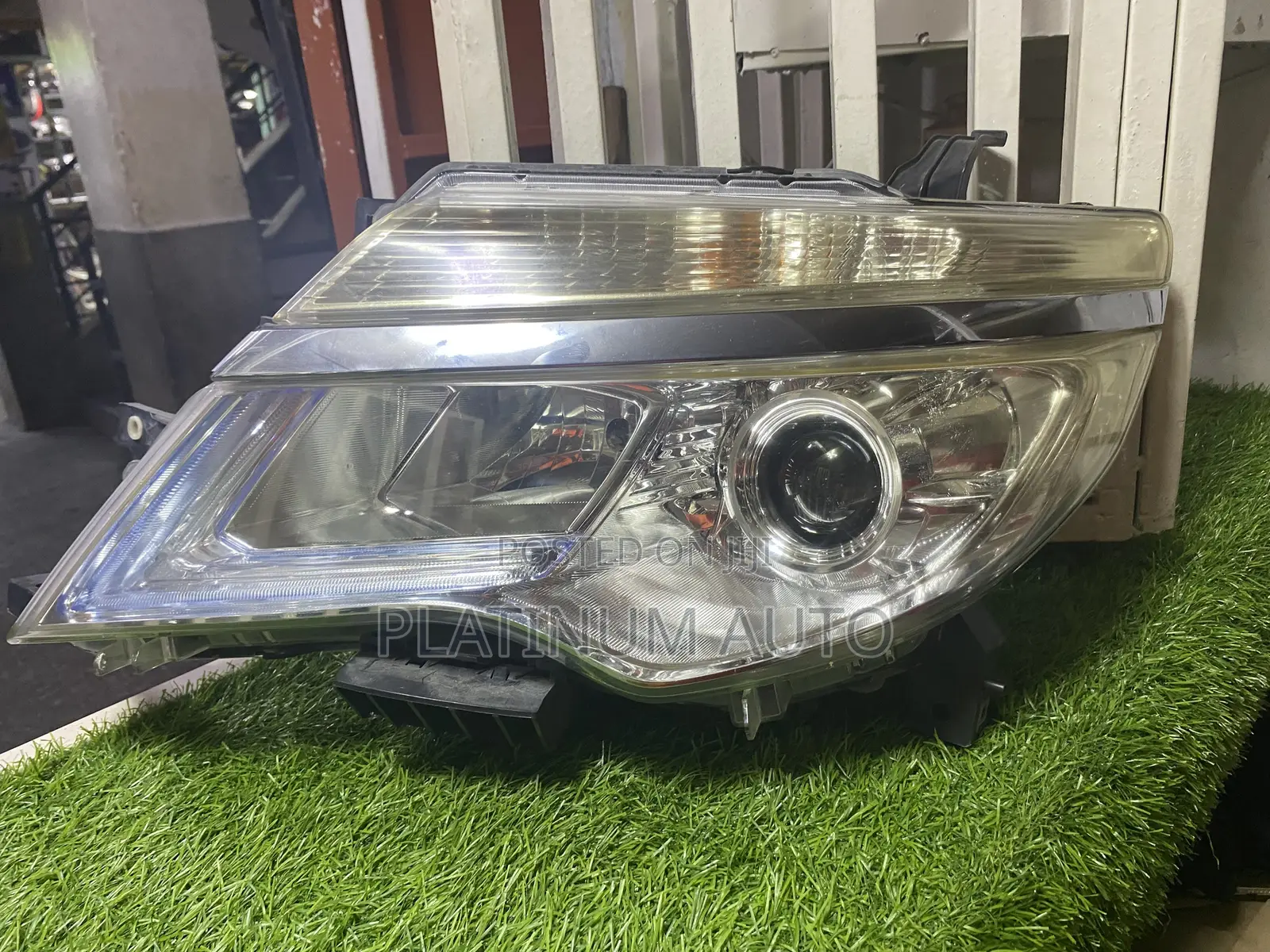 Headlight Nissan Serena 2012