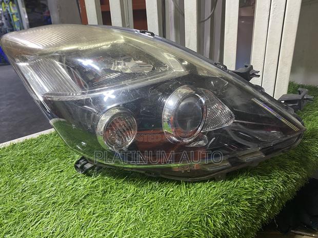Headlight Toyota Isis 2012 Non Xenon