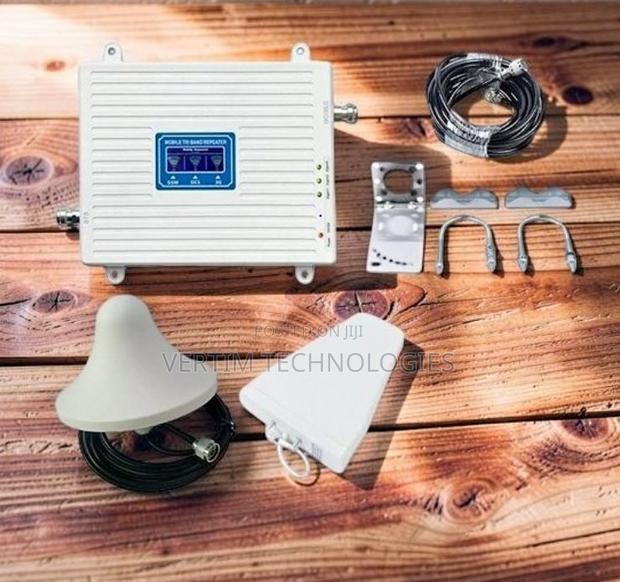 Space Efficient Tri Band GSM Mobile Cell Phone Networks Booster