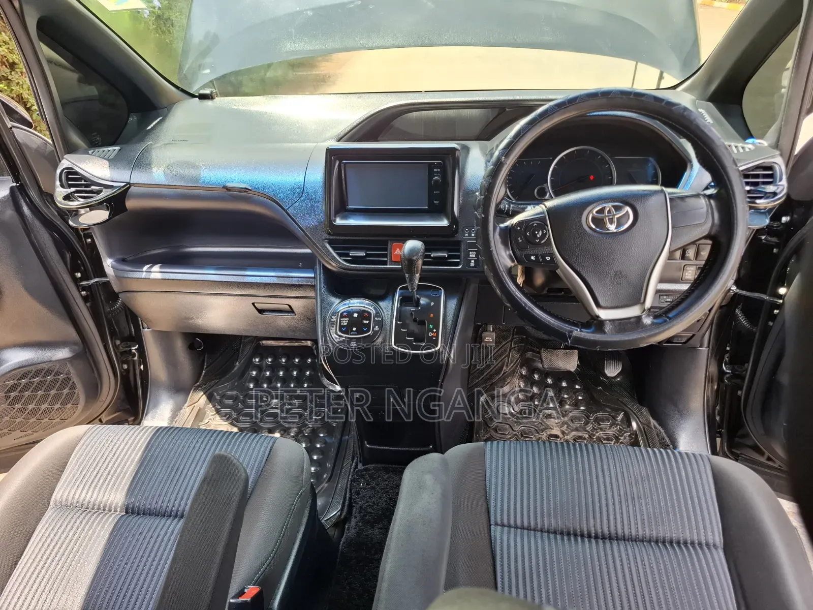 Toyota Noah 2.0 FWD (8 Seater) 2015 Black