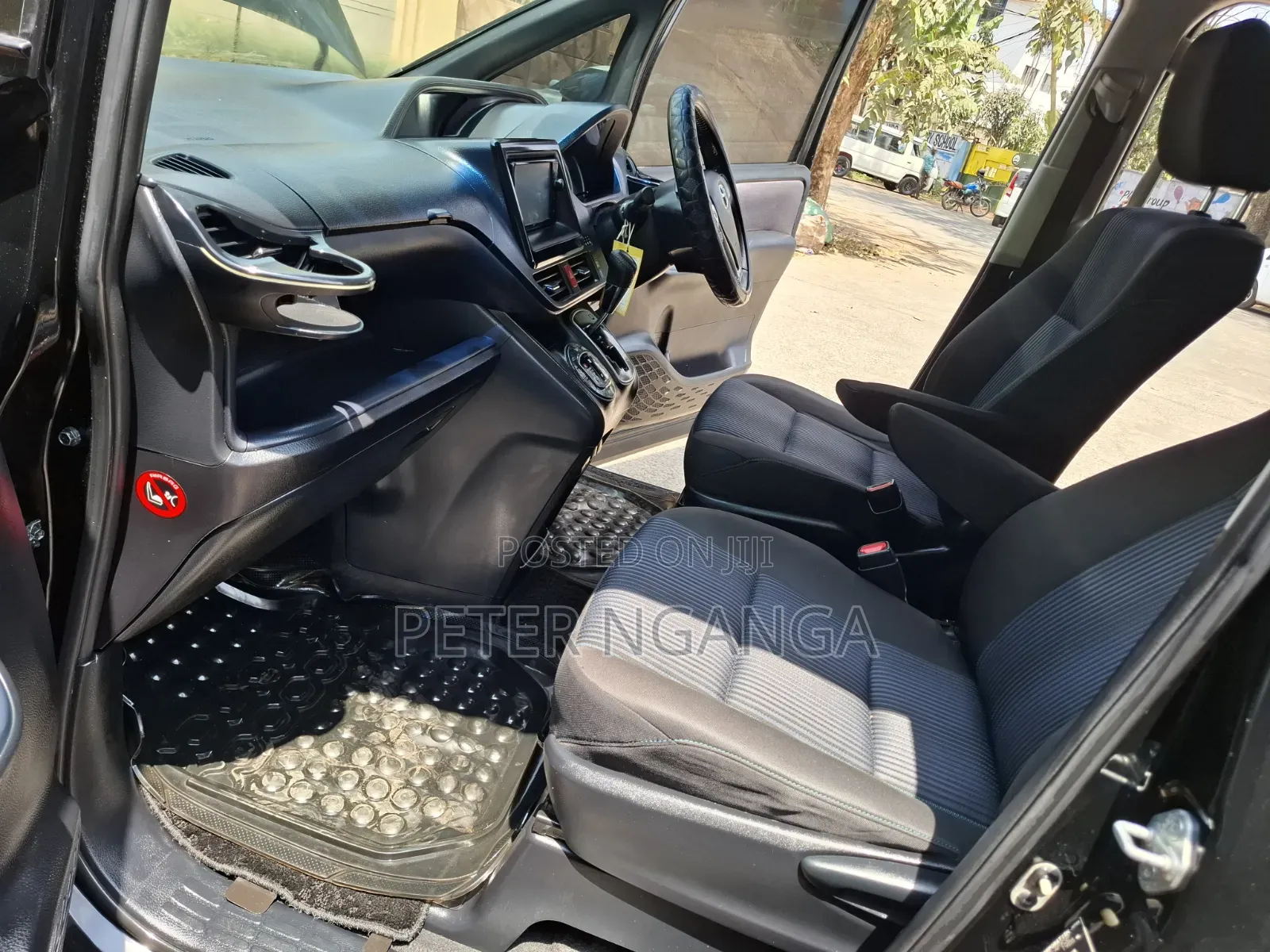 Toyota Noah 2.0 FWD (8 Seater) 2015 Black