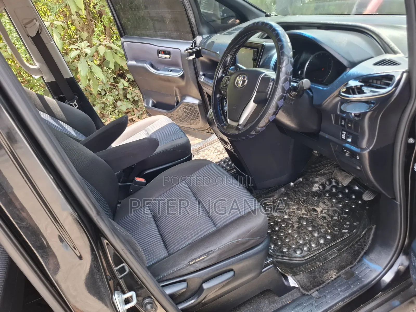 Toyota Noah 2.0 FWD (8 Seater) 2015 Black